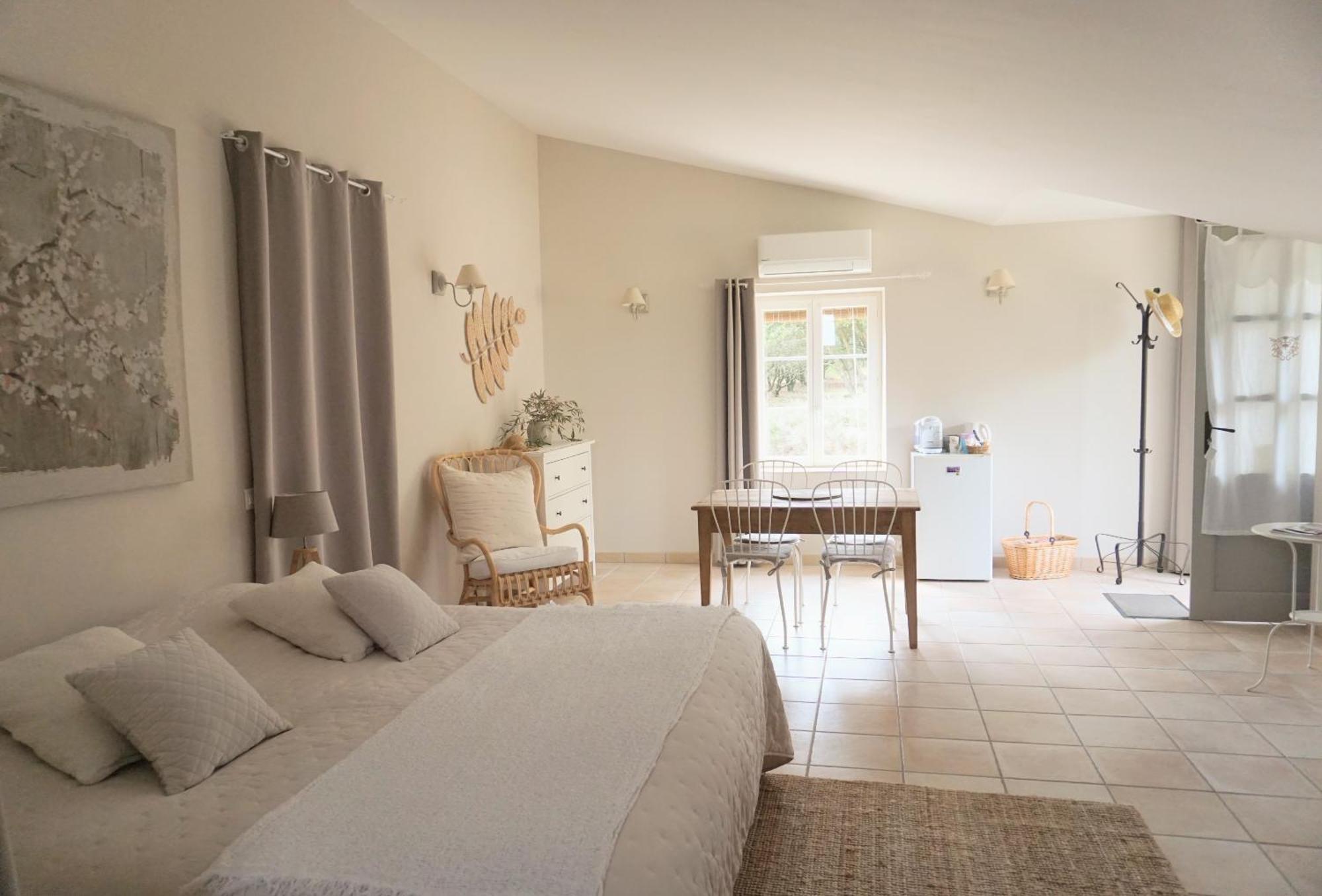 Отель La Ferme Les Eybrachas Reauville Номер фото